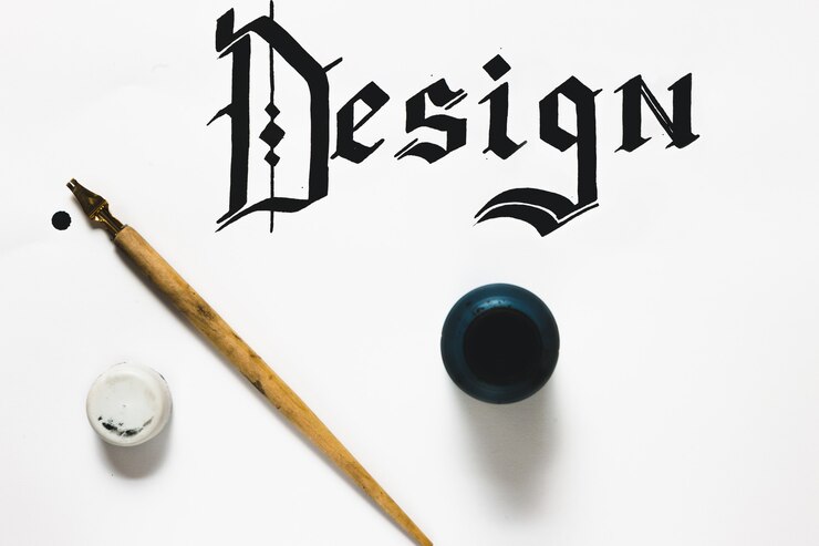 Foto equipo de caligrafía y palabra de diseño hecha con tinta desde arriba.