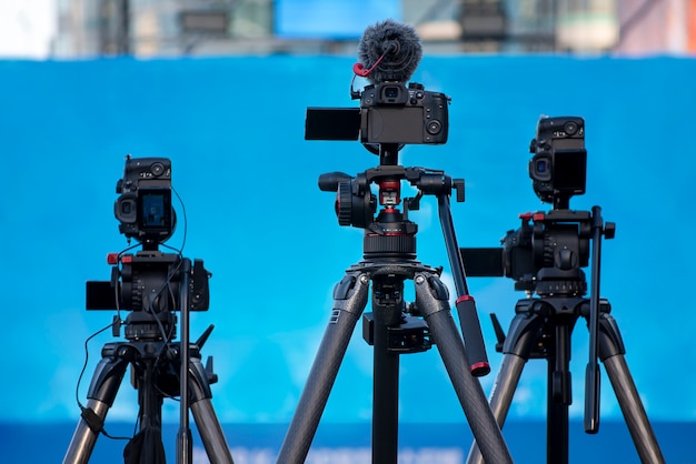 Equipo de cámara en preparación para conciertos, conferencias de prensa o transmisiones de televisión.