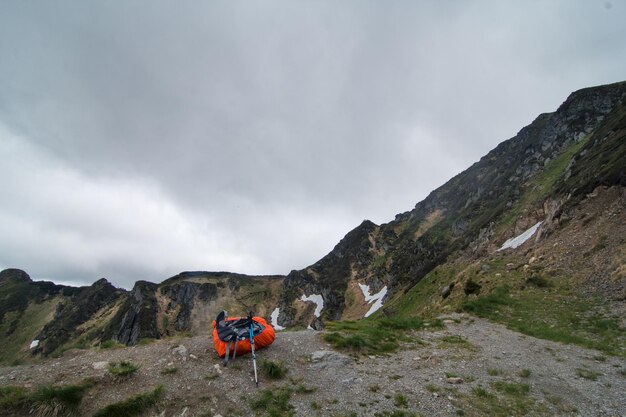 Equipo de campamento en el borde de la foto del paisaje de la colina de la montaña