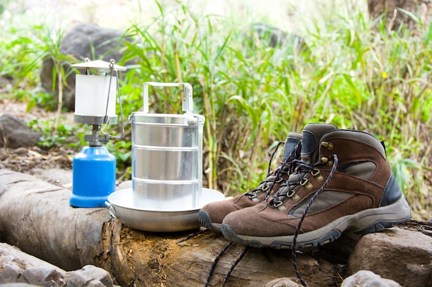 Foto equipo de camping y senderismo al aire libre