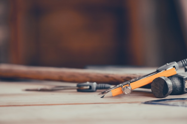 Equipo de carpintería vintage para bricolaje y herramientas de trabajo para carpintería y artesanía. Concepto de feliz día del trabajo. Cierre y autocuarentena en casa.