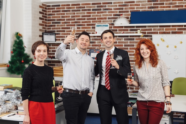 El equipo celebra las vacaciones en la oficina moderna