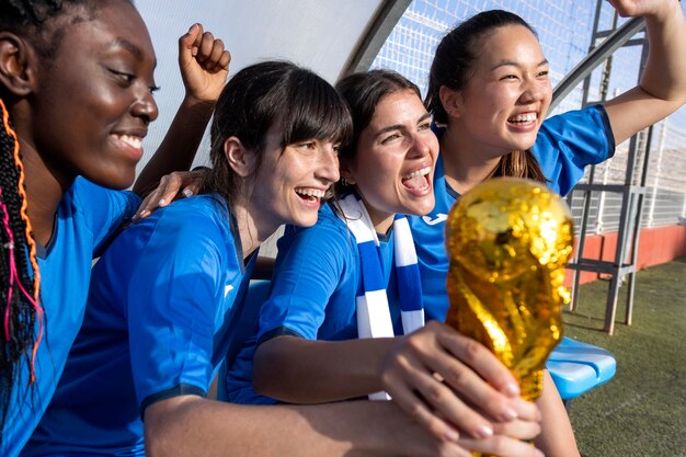 Foto equipo celebrando la victoria de la copa de plata