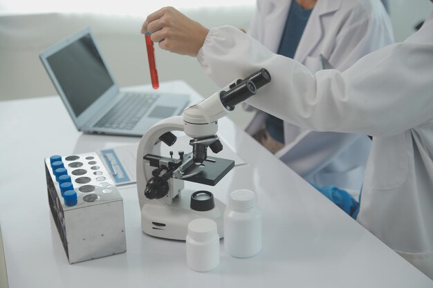 Equipo de científicos elige entre placa de circuito impreso para trabajar en segundo plano Centro de investigación científica tecnológicamente avanzada
