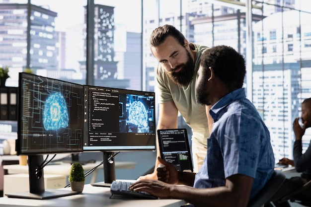Un equipo de científicos informáticos comprobando el código de IA haciendo una tormenta de ideas