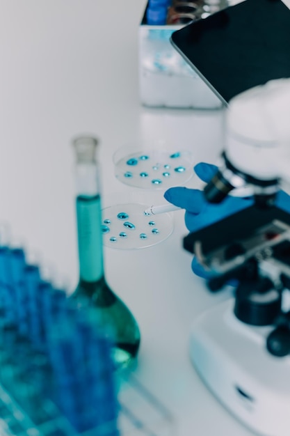 Foto equipo de científicos de investigación bioquímica trabajando con microscopio para el desarrollo de vacunas contra el coronavirus en el laboratorio de investigación farmacéutica enfoque selectivo