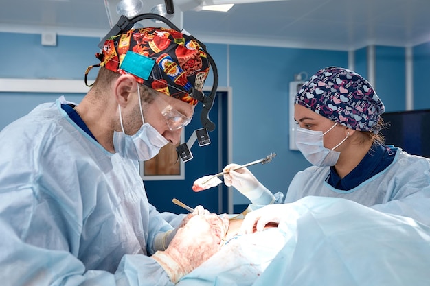 Un equipo de cirujanos lucha por la vida por una operación real por emociones reales El equipo de cuidados intensivos lucha por la vida del paciente Salvar la vida la lucha por la vida