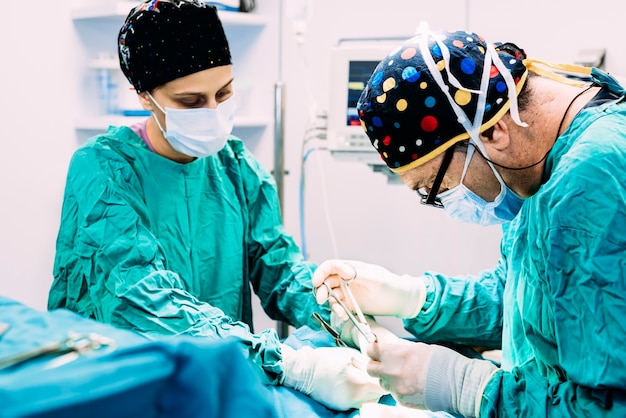 Equipo de Cirujanos que Operan en el Hospital. Concepto de cirugía.