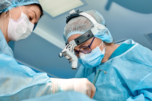 Equipo de cirujanos realiza una operación invasiva