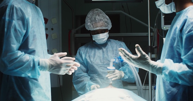 Un equipo de cirujanos realiza una operación en una sala de operaciones luminosa