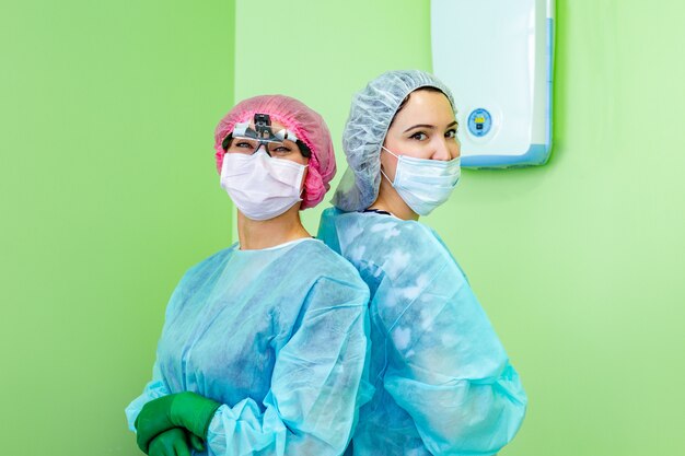 Equipo de cirujanos trabajando en el hospital