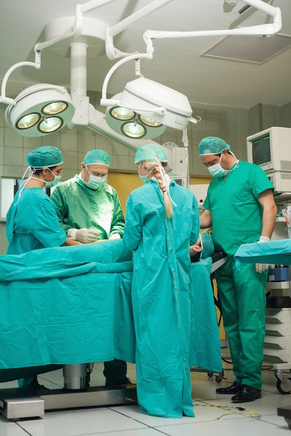 Equipo de cirujanos trabajando en un paciente