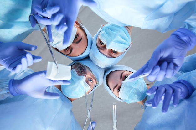 Foto equipo de cirujanos en el trabajo en quirófano