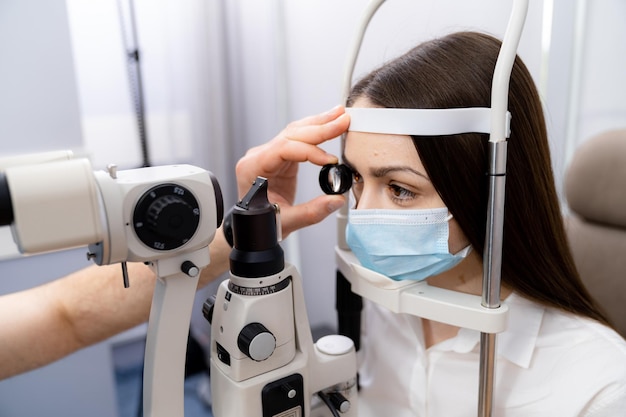Foto equipo clínico correctivo de la vista diagnóstico ocular de optometría profesional