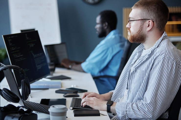 Foto equipo de codificación concentrado en el proyecto de desarrollo de software