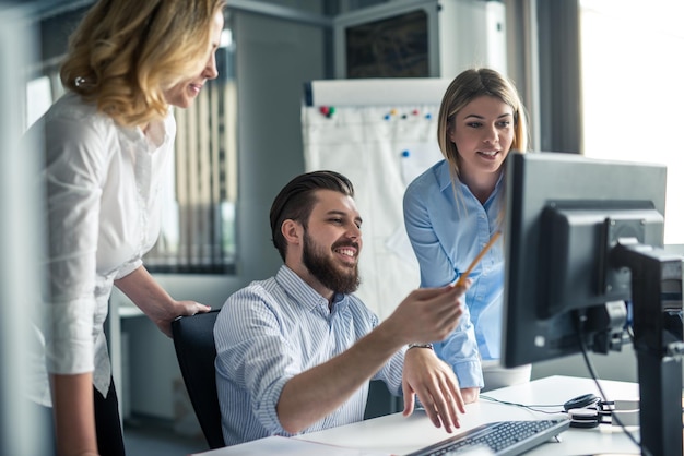 Equipo de colegas trabajando juntos en una oficina.