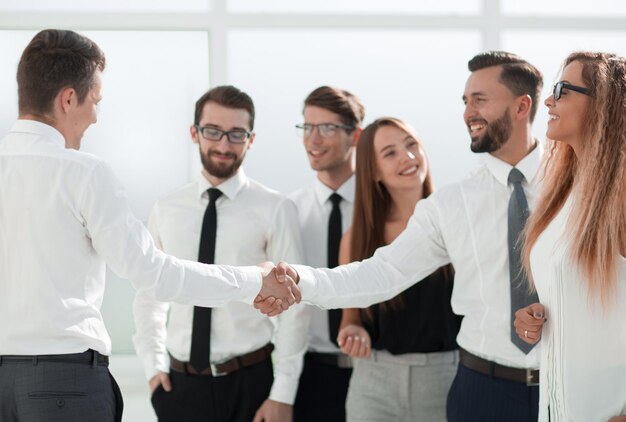 Foto equipo comercial y socios comerciales de pie en la oficina, reuniones y asociaciones.