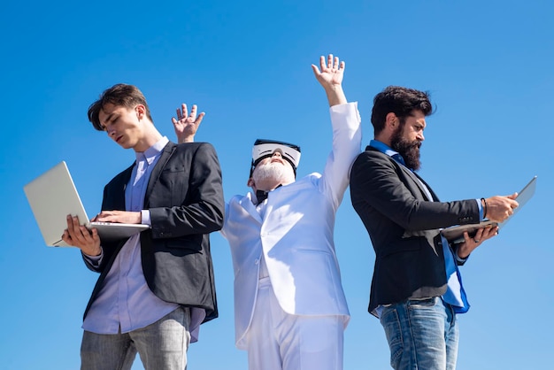 Equipo de compañeros de trabajo de trabajo en equipo de negocios con laptop y vr gente de negocios senior viejo joven empresario wor...