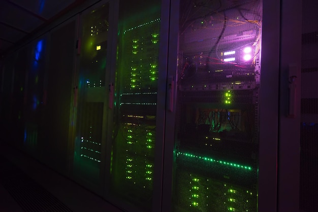 equipo de comunicación de panel moderno con luz de la pantalla en el centro de datos en la sala del servidor