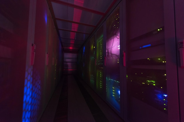equipo de comunicación de panel moderno con luz de la pantalla en el centro de datos en la sala del servidor