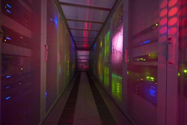 equipo de comunicación de panel moderno con luz de la pantalla en el centro de datos en la sala del servidor