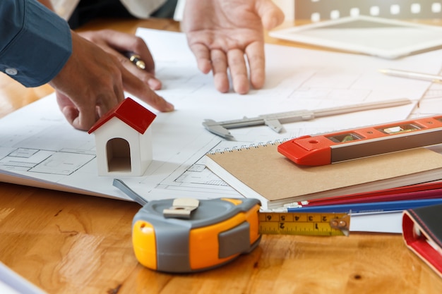 Equipo confidente del arquitecto que trabaja junto en una oficina.