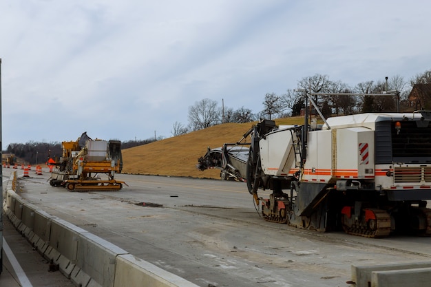 El equipo de construcción de carreteras está trabajando en una nueva ruta de reparación de construcción de carreteras