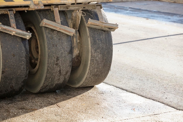 Equipo de construcción de carreteras que recubre el carril superior negro de asfalto