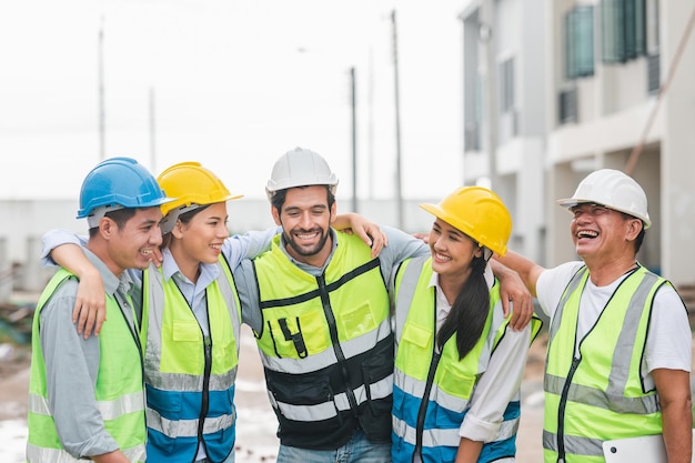 Equipo de construcción feliz riendo juntos