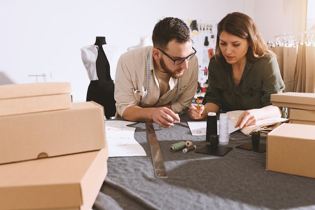 Equipo de costureras listo para enviar el paquete al cliente con ropa nueva.