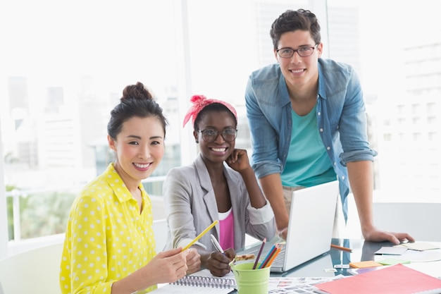 Equipo creativo joven que tiene una reunión