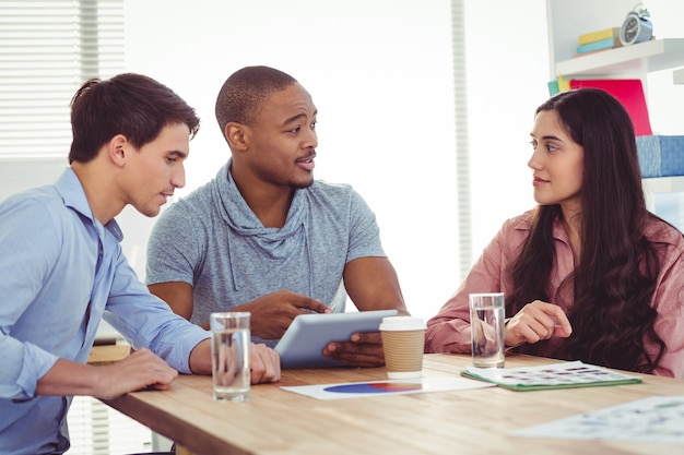 Equipo creativo joven que tiene una reunión