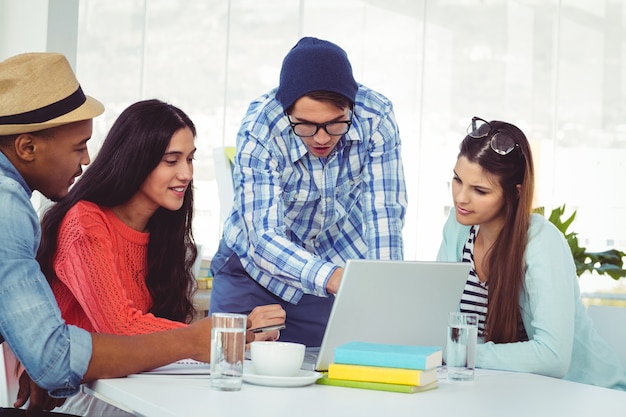 Equipo creativo joven que tiene una reunión