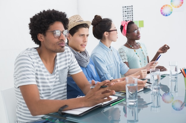 Equipo creativo joven que tiene una reunión