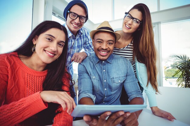 Equipo creativo joven que tiene una reunión