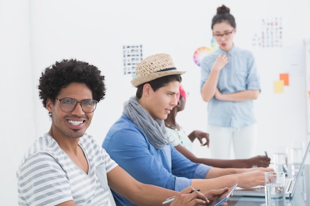 Equipo creativo joven que tiene una reunión