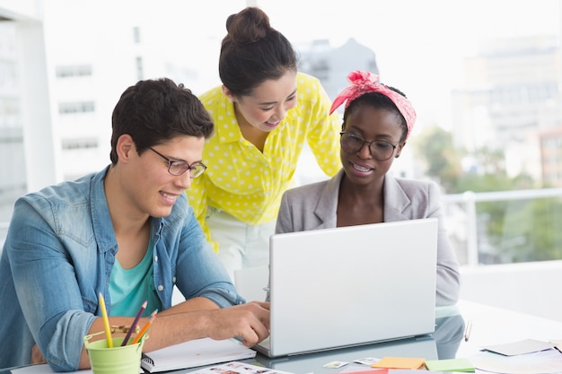 Equipo creativo joven que tiene una reunión