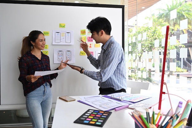 Equipo creativo joven que trabaja junto para el proyecto de diseño de software de aplicaciones móviles