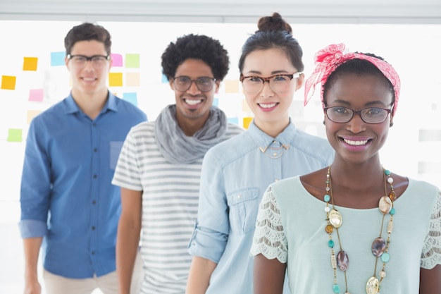 Equipo creativo joven sonriendo a la cámara