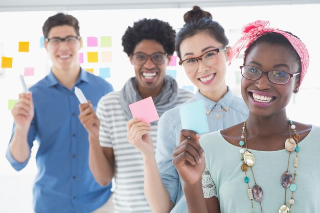 Equipo creativo joven sonriendo a la cámara