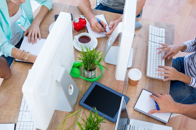 Equipo creativo de negocios en una reunión