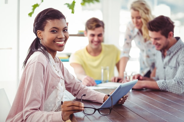 Equipo creativo de negocios trabajando duro juntos