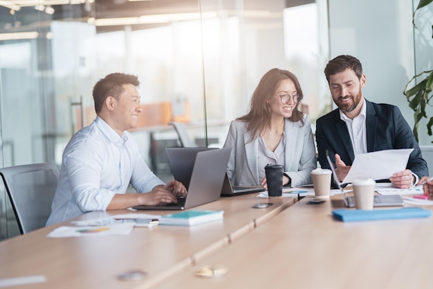 Equipo creativo de negocios trabajando en un proyecto en una oficina moderna con vista panorámica