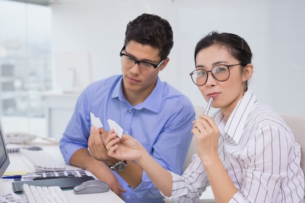 Equipo creativo que trabaja en el escritorio