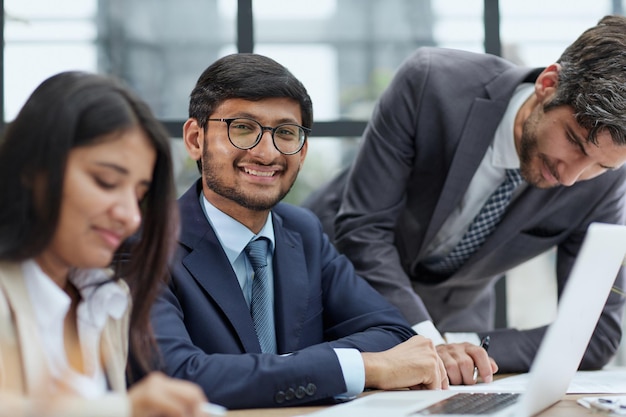 Equipo creativo trabajando en un grupo de proyectos de empresarios sentados juntos en la mesa