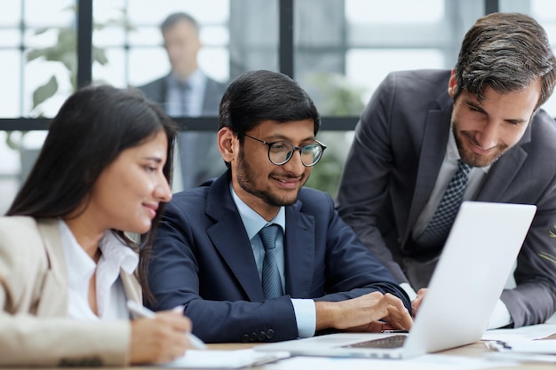 Equipo creativo trabajando en un grupo de proyectos de empresarios sentados juntos en la mesa