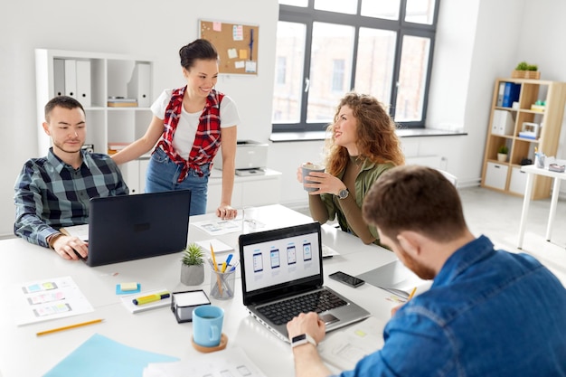 equipo creativo trabajando en la interfaz de usuario en la oficina