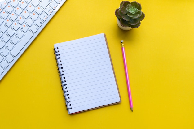 Equipo y cuaderno vacío con amarillo.