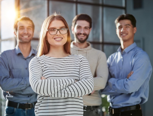 Un equipo de cuatro con una mujer con gafas como líder.