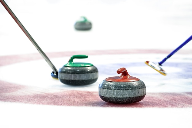 Foto equipo de curling en el hielo en primer plano